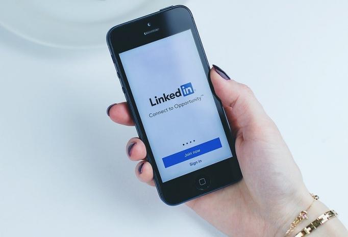 LinkedIn 添加游戏和 AI 工具以增加用户访问量